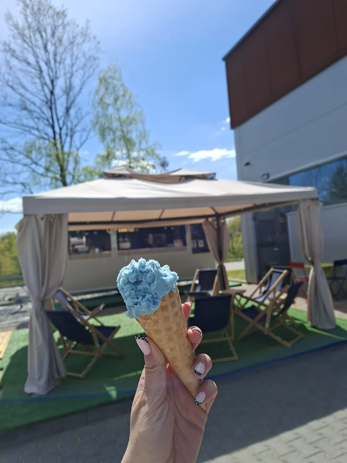 Eis vor einem LoLo-Manolo-Standort